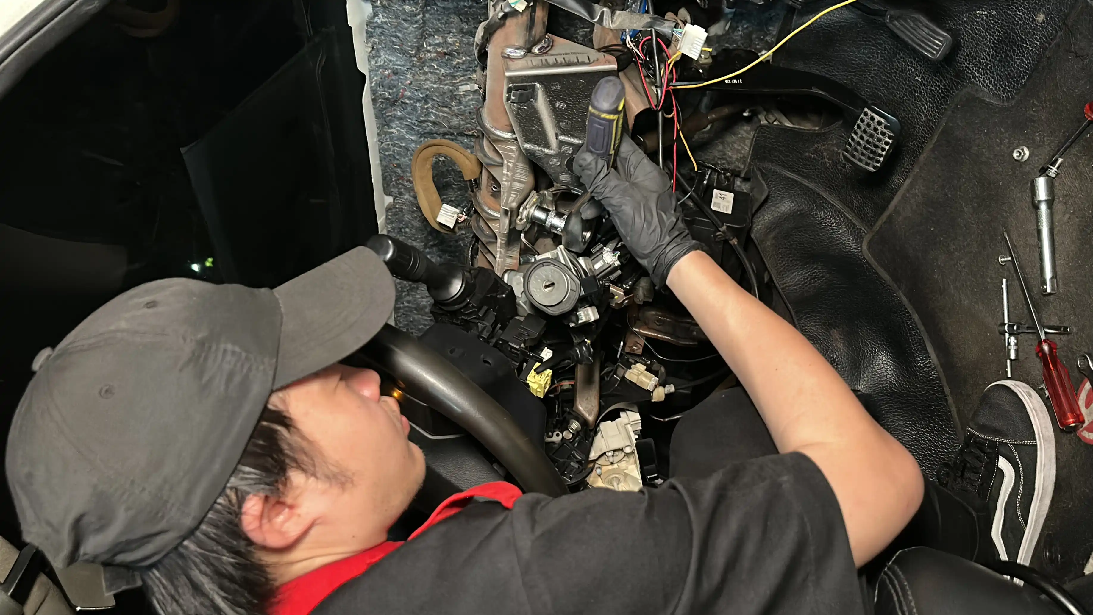 Mekanik mengerjakan wiring steering