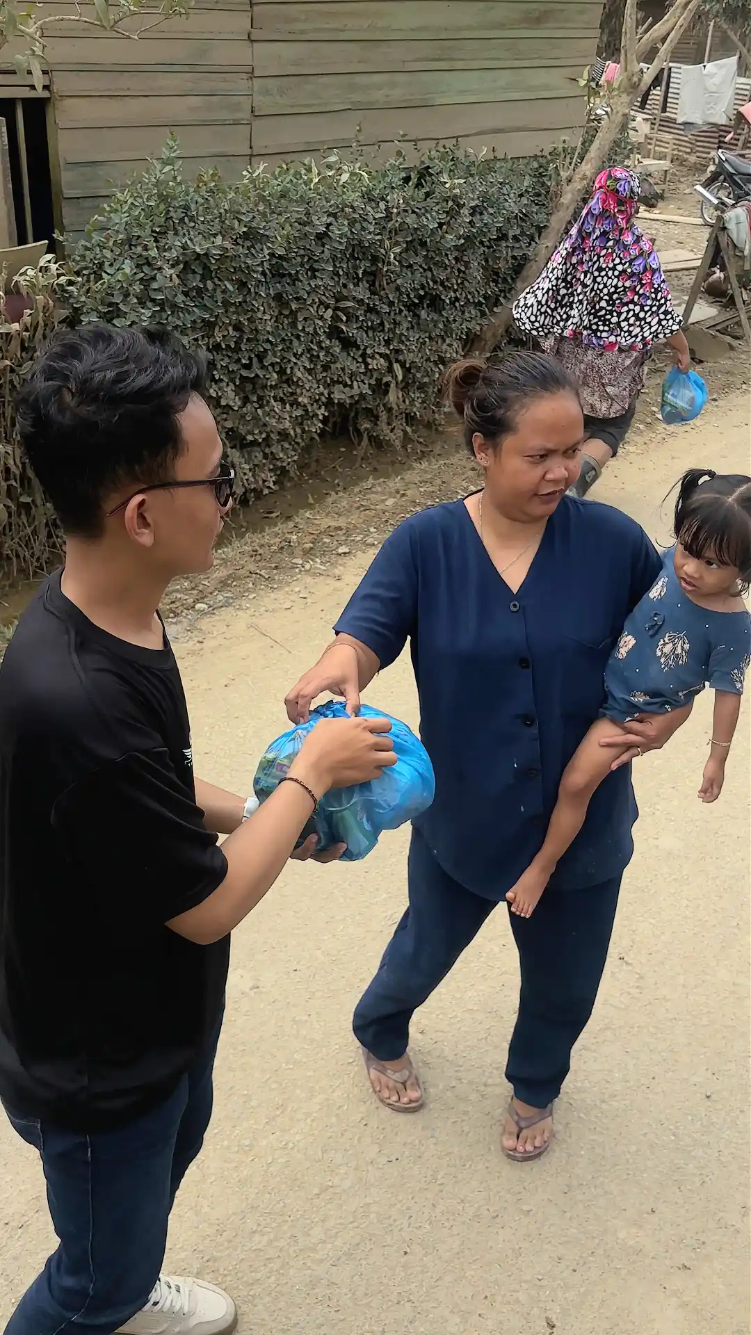 Penyerahan paket bantuan TJM Peduli kepada warga terdampak banjir di Sumatera.