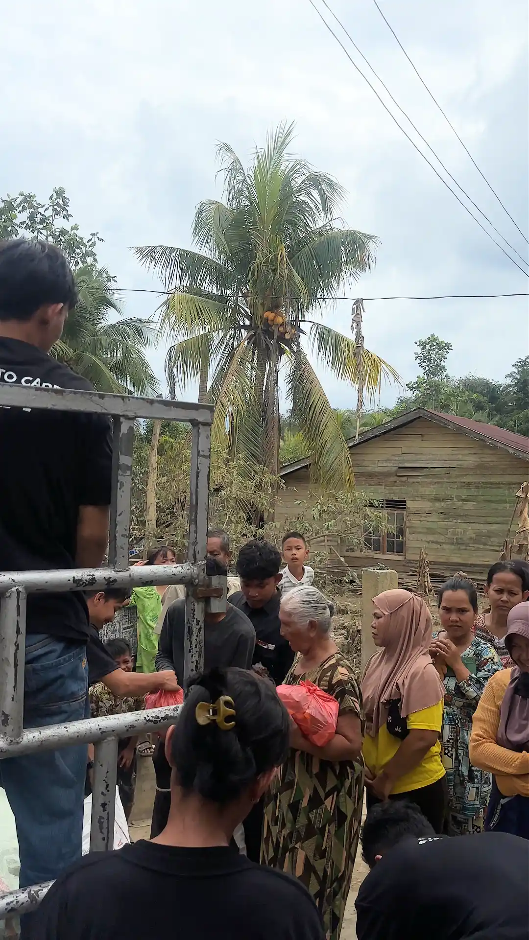 Penyaluran bantuan TJM Peduli kepada warga di lokasi terdampak banjir Sumatera.