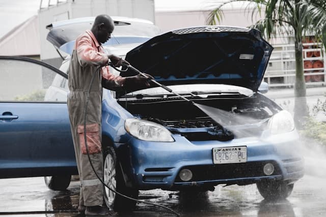 Cara Membersihkan Mesin Mobil dengan Aman Tanpa Merusak Komponen