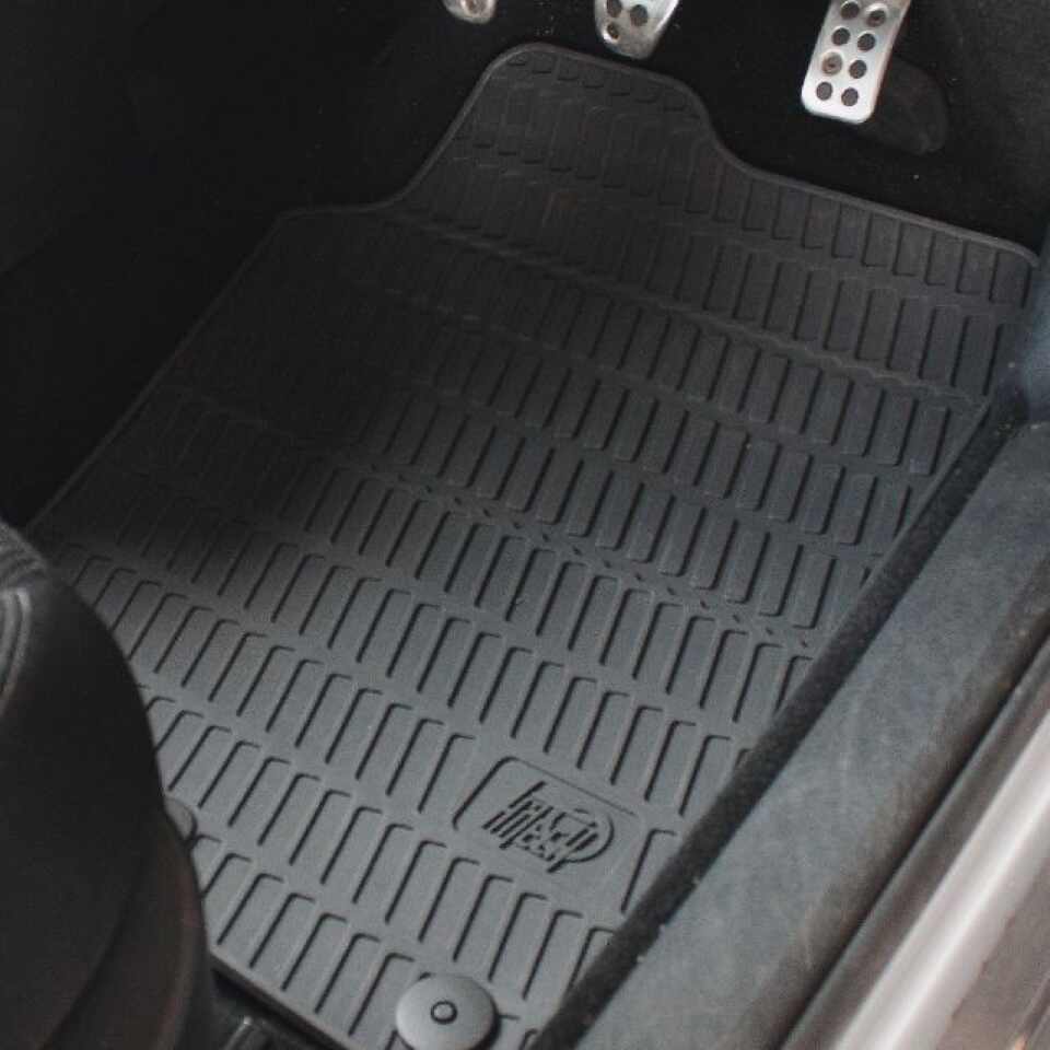 960px-Fitted-rubber-car-mats-image