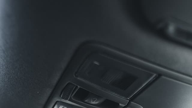 Cara Membersihkan Plafon Mobil dari Debu dan Noda Tanpa Merusak Material