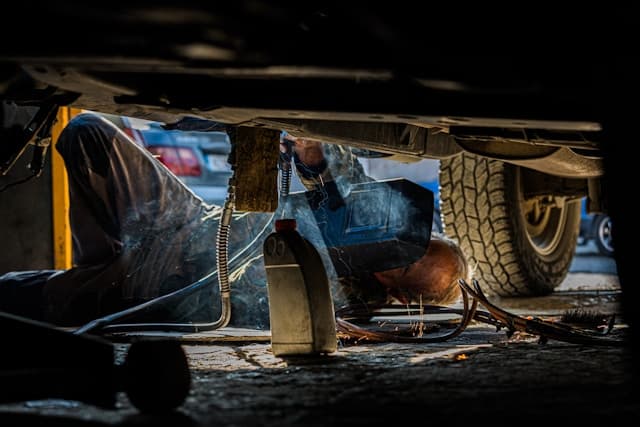 Hindari Getok Harga! Ini Estimasi Biaya Perbaikan Kaki Kaki Mobil di Bengkel Spesialis