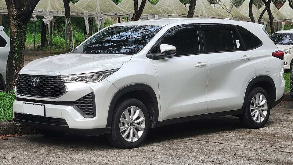 960px-2022 Toyota Kijang Innova Zenix V Indonesia front view