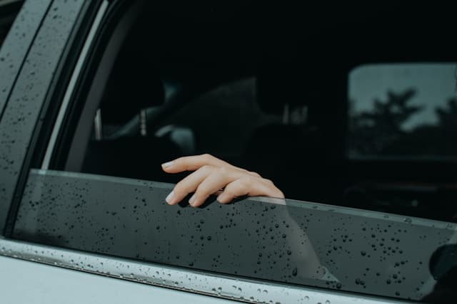 Kaca Mobil Tidak Bisa Naik? Ini Penyebab dan Solusi Mengatasi Kaca Mobil yang Macet