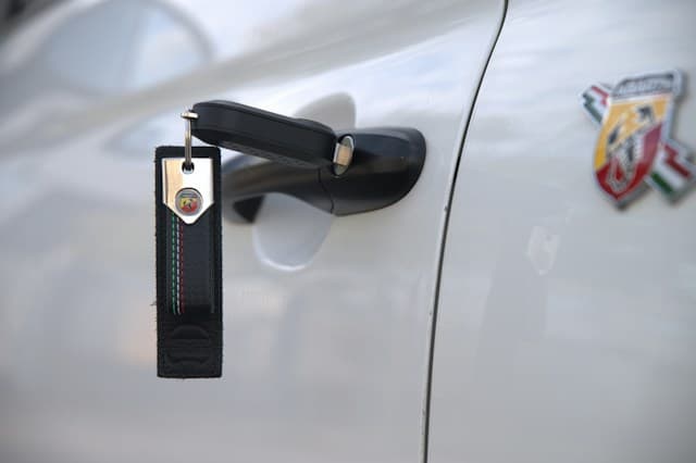 Jangan Dipaksa! Ini Cara Membuka Pintu Mobil yang Terkunci Otomatis dengan Aman