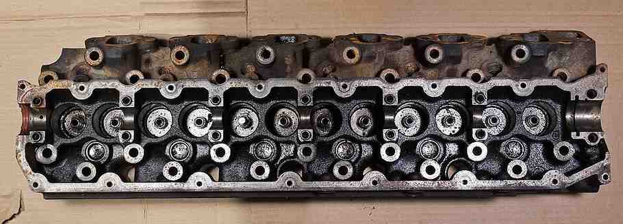 960px-Cylinder head from Toyota Diesel Engine Coaster (1)