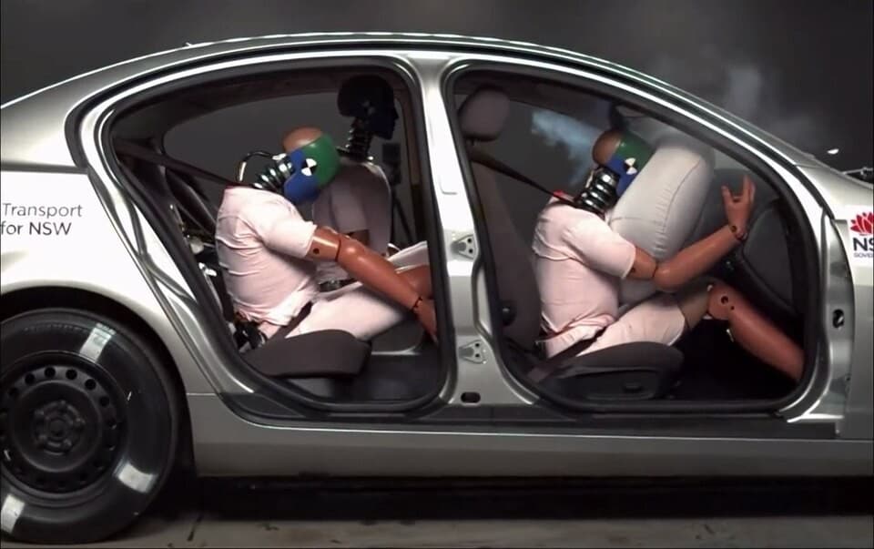 960px-Crash-test-with-airbag-and-safty-belt